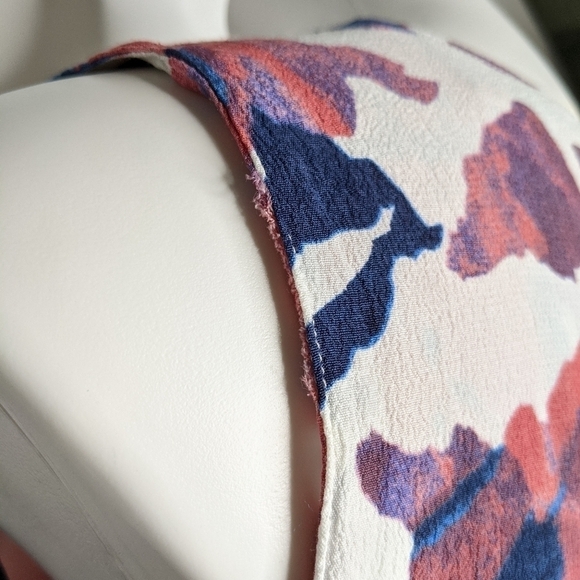 ✨3/$15 Rose & Olive red & blue tank blouse M - Picture 2 of 7